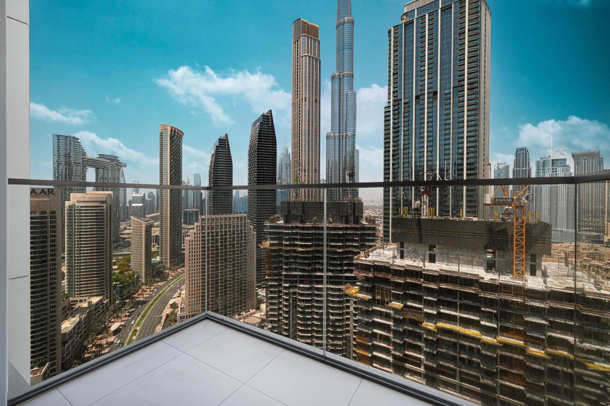 Burj Crown Luxury 4 Bedroom, Balcony Views, 5 Min To Burj Khalifa Apartment