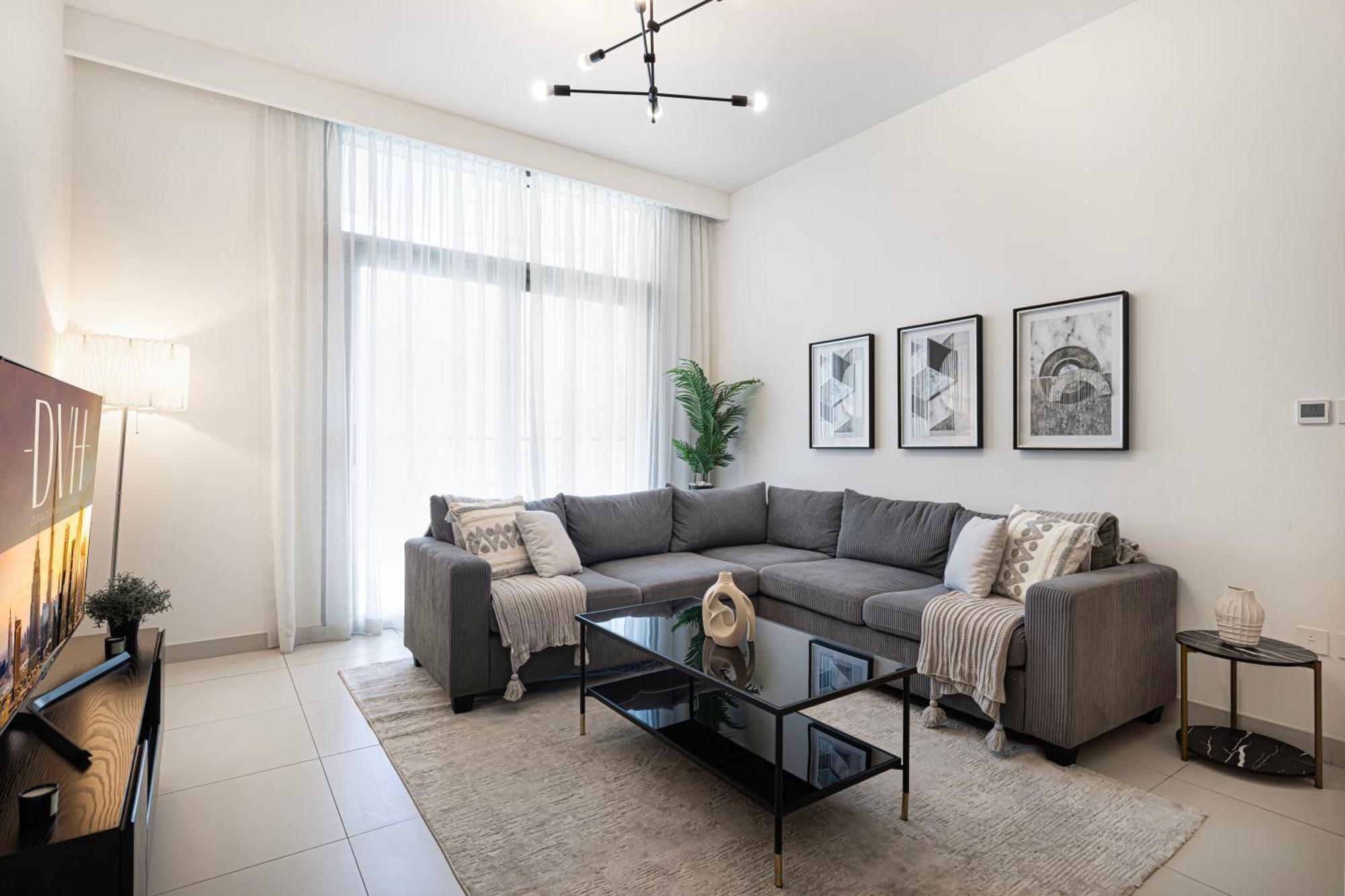 Burj Crown Luxury 4 Bedroom, Balcony Views, 5 Min To Burj Khalifa Dubai
