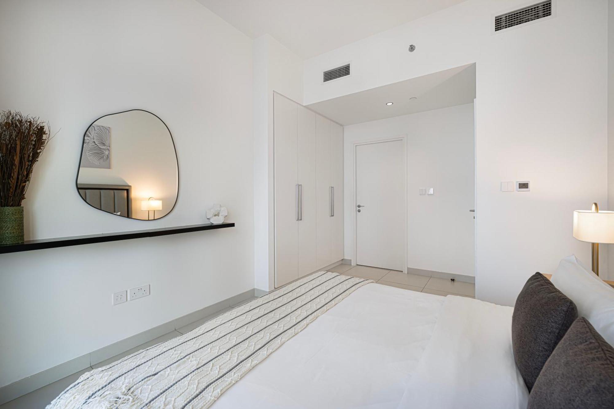Burj Crown Luxury 4 Bedroom, Balcony Views, 5 Min To Burj Khalifa Apartment Dubai