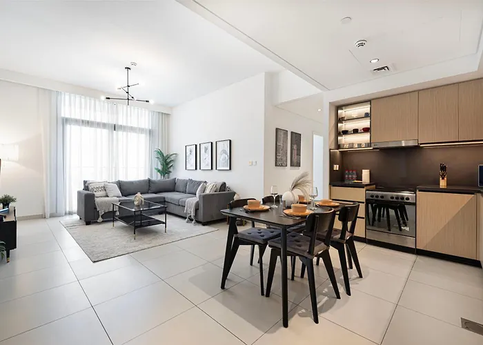 Burj Crown Luxury 4 Bedroom, Balcony Views, 5 Min To Burj Khalifa