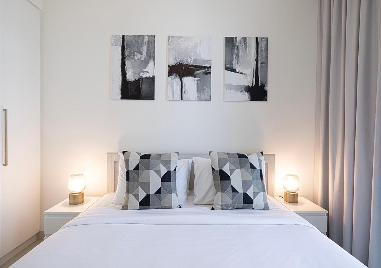 Burj Crown Luxury 4 Bedroom, Balcony Views, 5 Min To Burj Khalifa Dubai