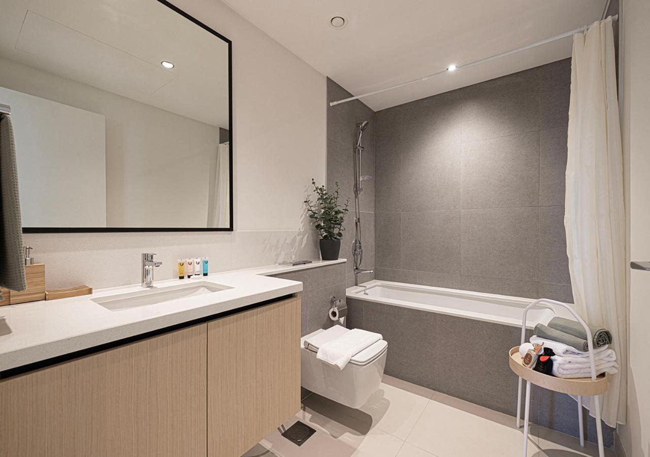 Burj Crown Luxury 4 Bedroom, Balcony Views, 5 Min To Burj Khalifa Apartment Dubai