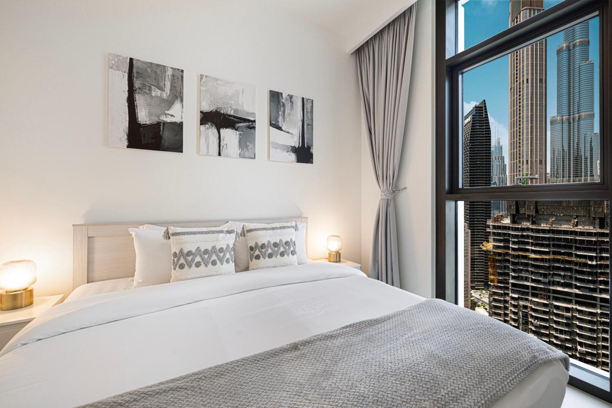 Burj Crown Luxury 4 Bedroom, Balcony Views, 5 Min To Burj Khalifa