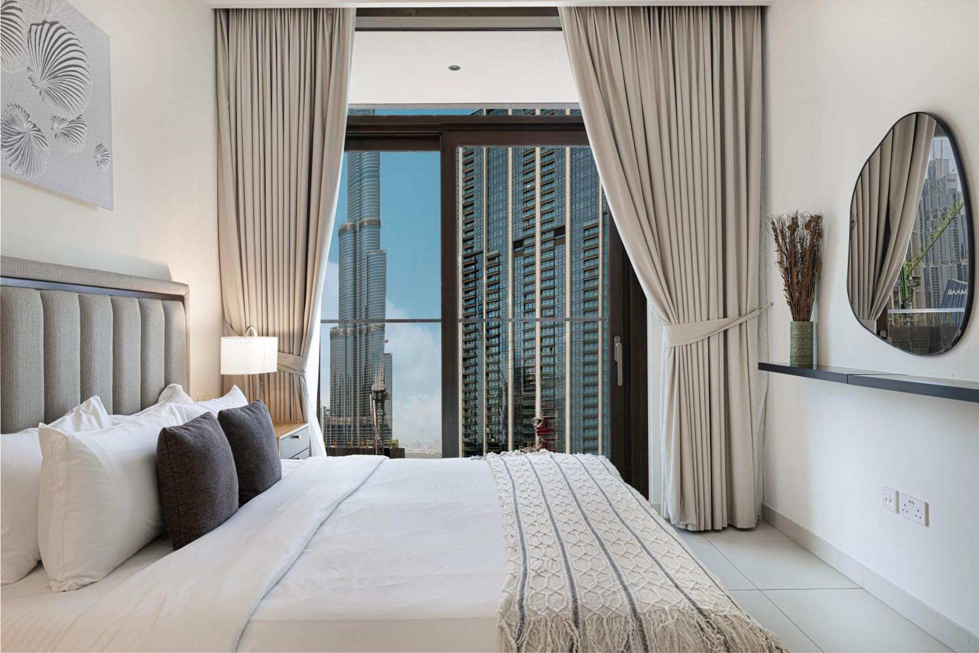 Burj Crown Luxury 4 Bedroom, Balcony Views, 5 Min To Burj Khalifa *