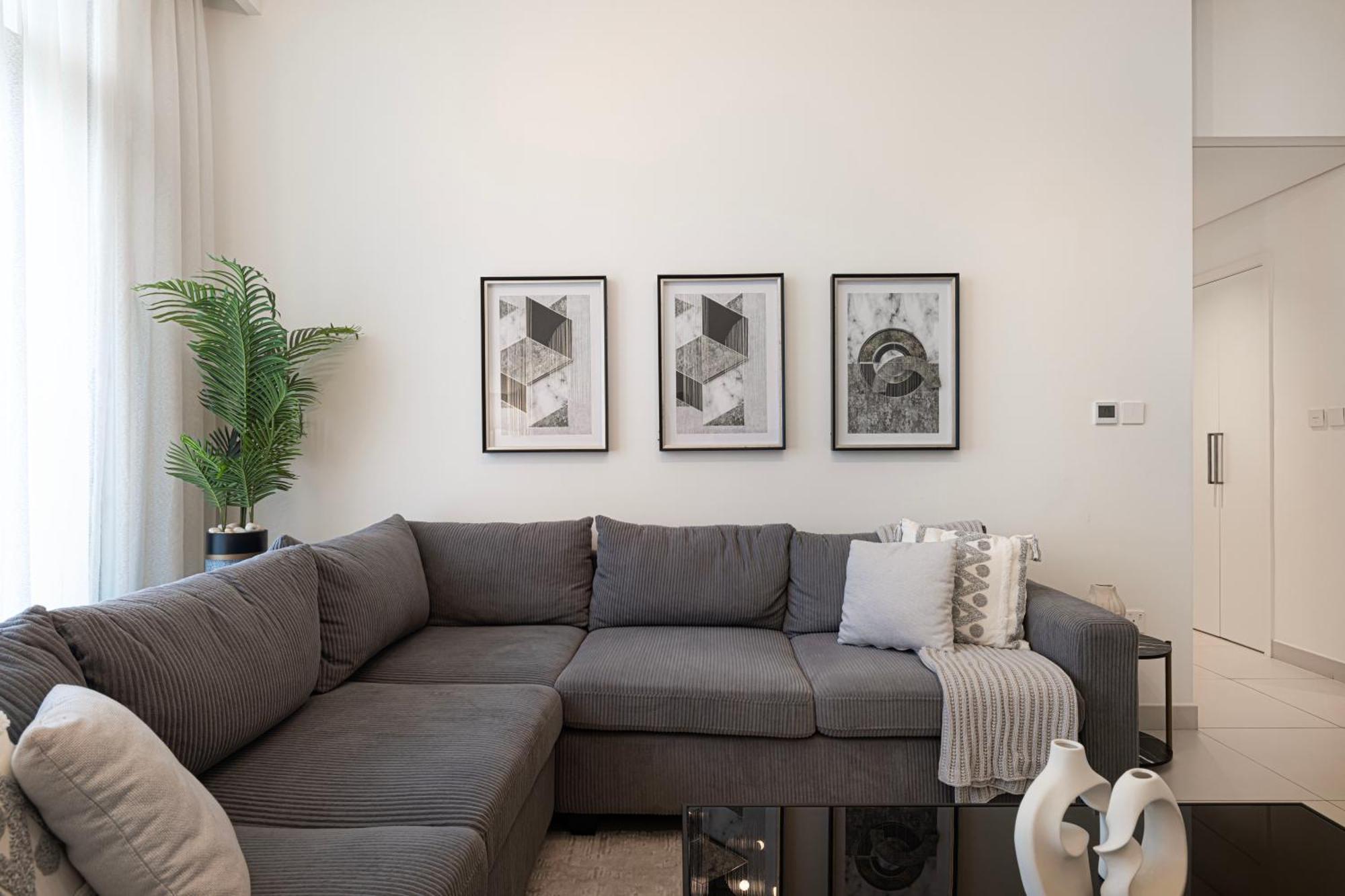 Burj Crown Luxury 4 Bedroom, Balcony Views, 5 Min To Burj Khalifa Apartment Dubai
