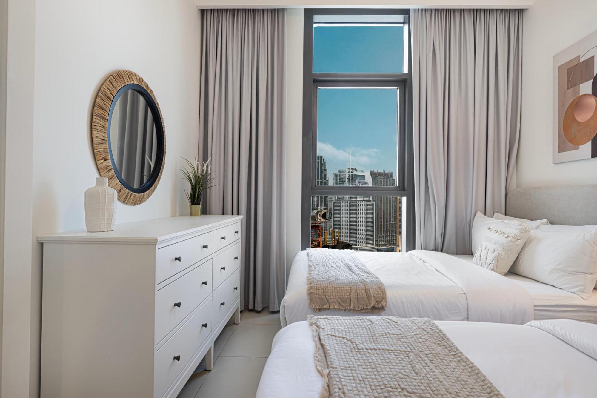 Burj Crown Luxury 4 Bedroom, Balcony Views, 5 Min To Burj Khalifa Dubai