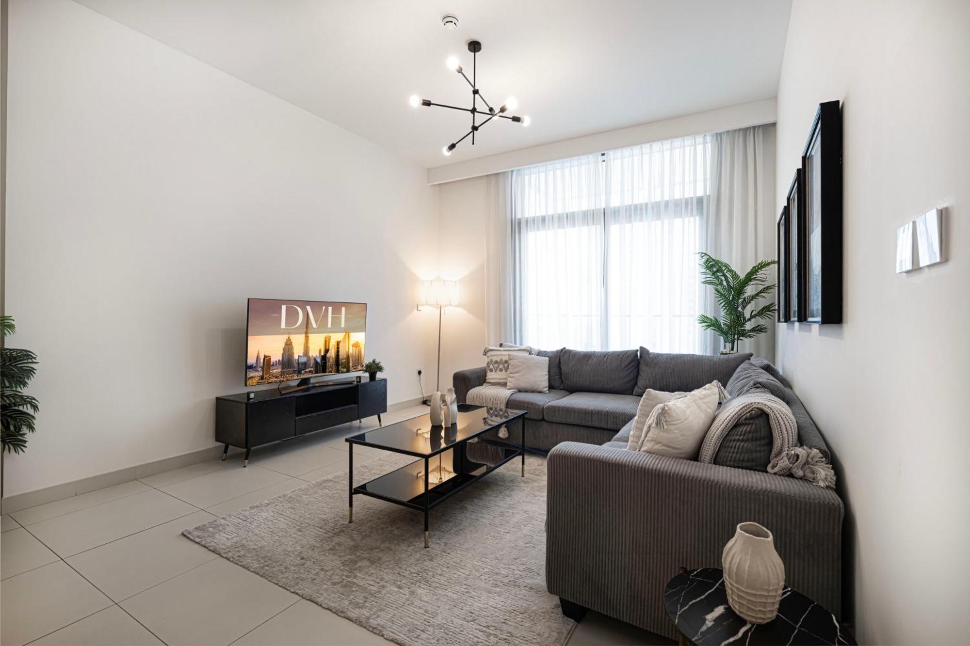 Burj Crown Luxury 4 Bedroom, Balcony Views, 5 Min To Burj Khalifa