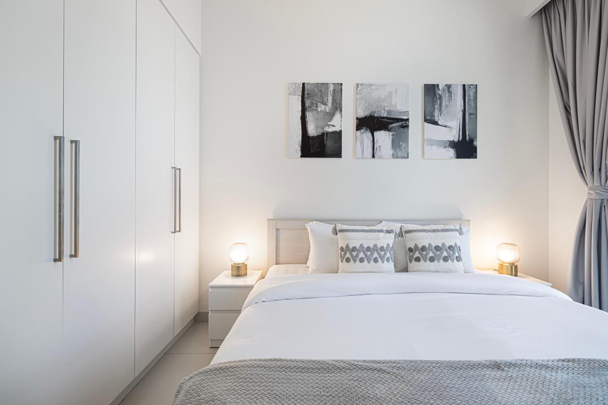 Burj Crown Luxury 4 Bedroom, Balcony Views, 5 Min To Burj Khalifa